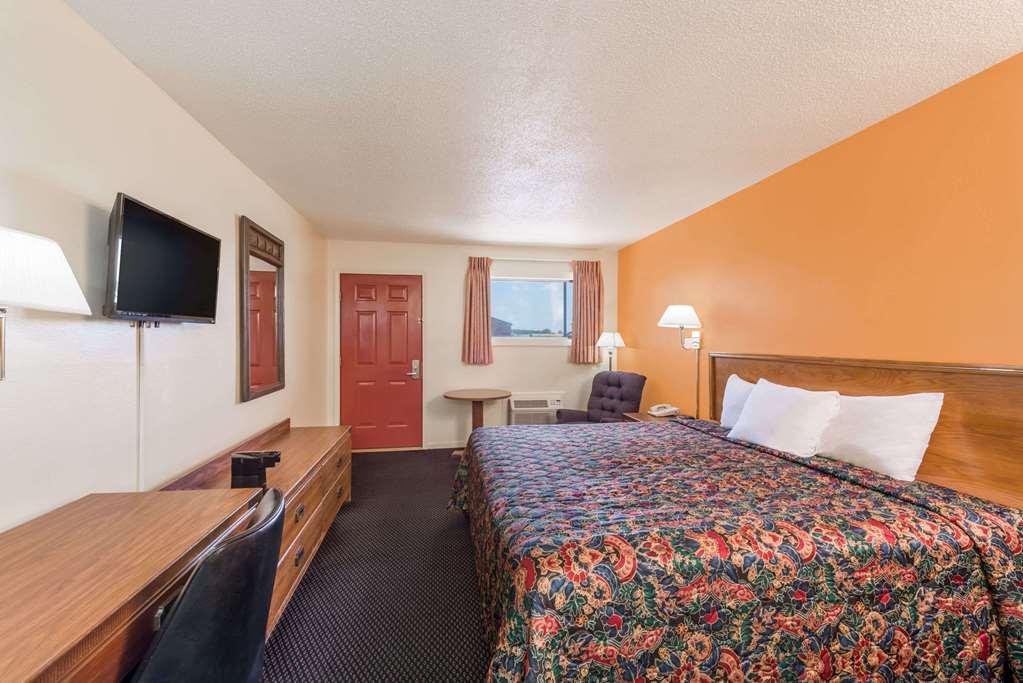 Knights Inn - Chanute Room photo