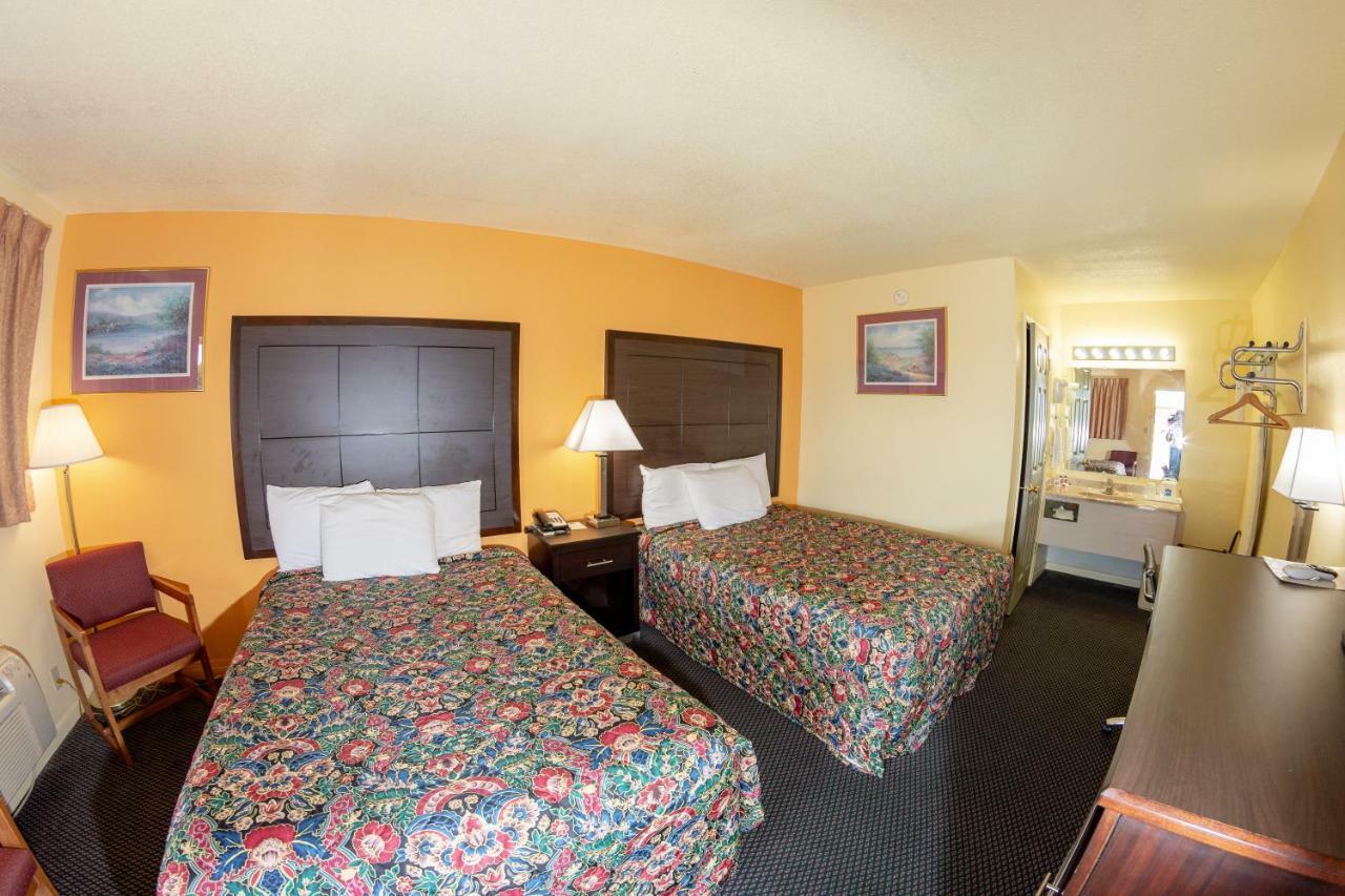 Knights Inn - Chanute Room photo